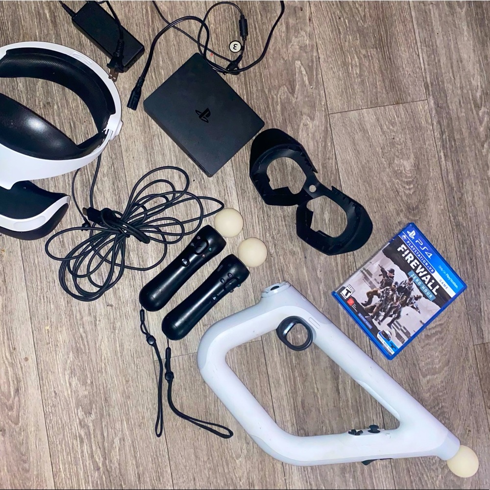 PlayStation VR PS4 Bundle w/ Aim Gun, Controllers, Game